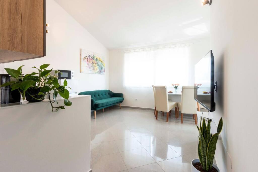 Cozy Apartment With Private Parking Medulin Exterior photo