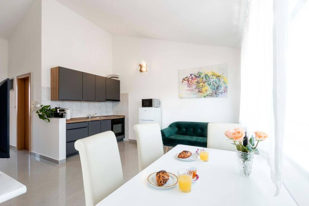 Cozy Apartment With Private Parking Medulin Exterior photo